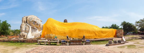 Imagen panorámica de la estatua de Buda reclinada en Wat Lokayasutharam, parque histórico de Ayutthaya — Foto de Stock