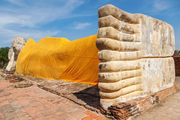 Reclinando estátua de Buda em Wat Lokayasutharam, parque histórico de Ayutthaya — Fotografia de Stock