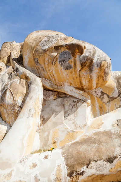 Ležící Buddha socha na Wat Lokayasutharam, Ayutthaya historický park — Stock fotografie