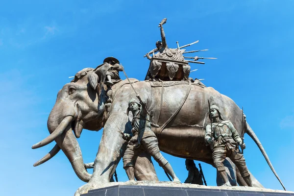 女王 Suriyothai 記念碑、アユタヤ、タイ — ストック写真