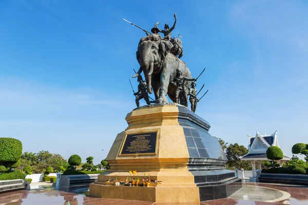 女王 Suriyothai 記念碑、アユタヤ、タイ — ストック写真