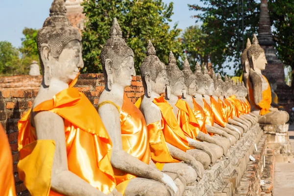 Sochy Buddhy v buddhistickém chrámu Wat Yai Chai Mongkon v historickém městě Ayutthaya, Thajsko — Stock fotografie