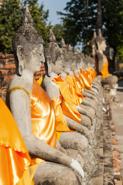 Esculturas de Buda en el templo budista Wat Yai Chai Mongkon en la histórica ciudad de Ayutthaya, Tailandia — Foto de Stock