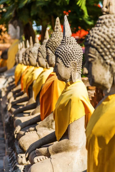 Buda esculturas no templo budista Wat Yai Chai Mongkon na cidade histórica Ayutthaya, Tailândia — Fotografia de Stock