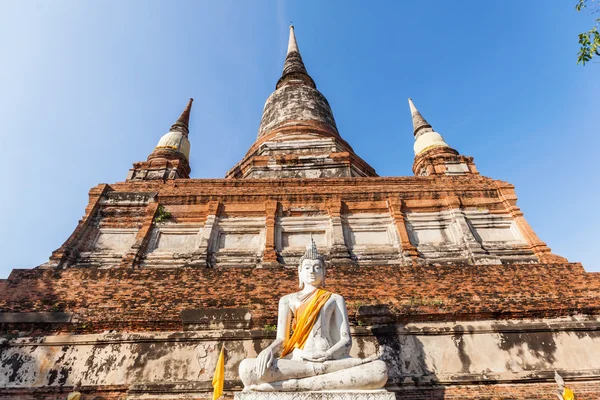 Sochy Buddhy v buddhistickém chrámu Wat Yai Chai Mongkon v historickém městě Ayutthaya, Thajsko — Stock fotografie