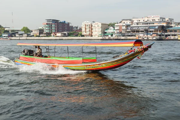Bangkok Chao Phraya nehrinde geleneksel tekne — Stok fotoğraf