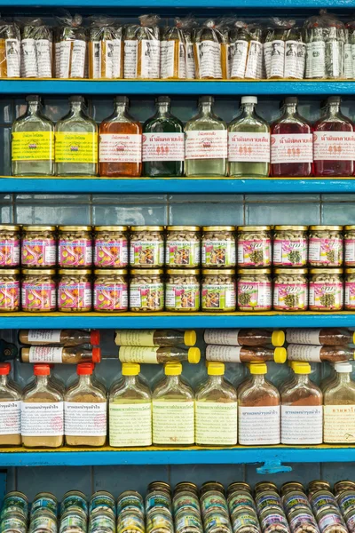 Rack with traditional Thai spices and other ingredients in Bangkok, Thailand — Stock Photo, Image