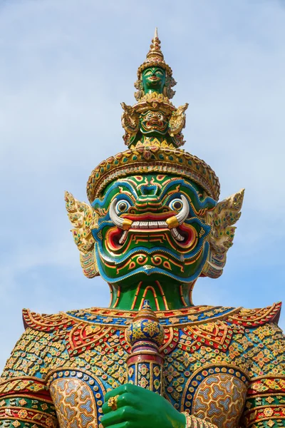 Démon Guardian Sculpture dans un temple à Bangkok, Thaïlande — Photo