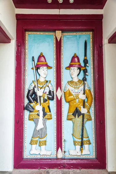 Puerta pintada en Wat Phra Kaeo en Bangkok, Tailandia — Foto de Stock