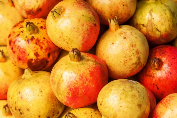 Frutas de romã em uma banca de mercado — Fotografia de Stock