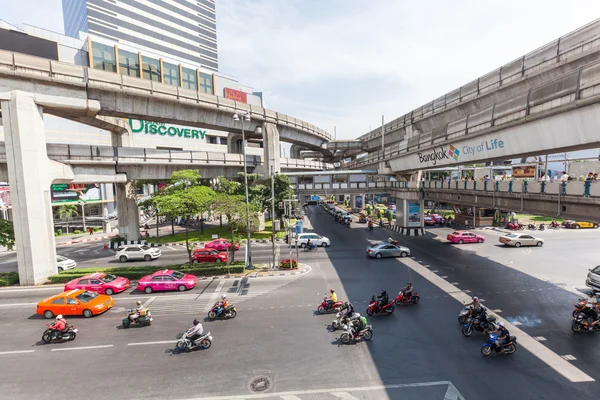 Scena di strada nel quartiere Silom, Bangkok, Thailandia — Foto Stock