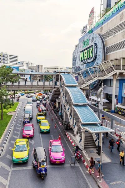 Escena callejera en el distrito de Silom, Bangkok, Tailandia — Foto de Stock