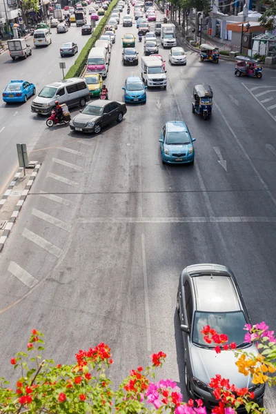 Street scene in Silom district, Bangkok, Thailand — Stock Photo, Image