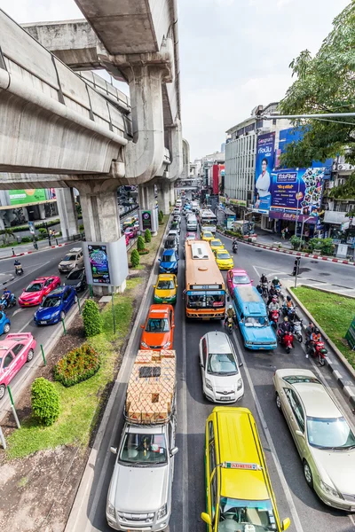 Escena callejera en el distrito de Silom, Bangkok, Tailandia — Foto de Stock