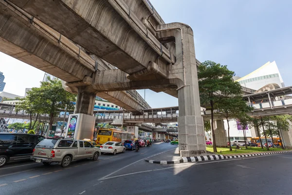 Уличная сцена в районе Силом, Бангкок, Таиланд — стоковое фото