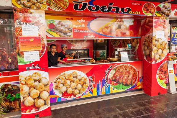 Colorfol snackbar i stadsdelen Silom i Bangkok, Thailand — Stockfoto