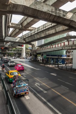 Sokak sahne altında skytrain Silom bölgesinde Bangkok, Tayland