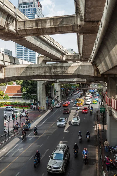 Street scene under the skytrain in Silom district of Bangkok, Thailand — Stock Photo, Image