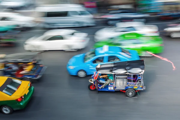 Bovenaanzicht van het verkeer in Bangkok in motion blur — Stockfoto