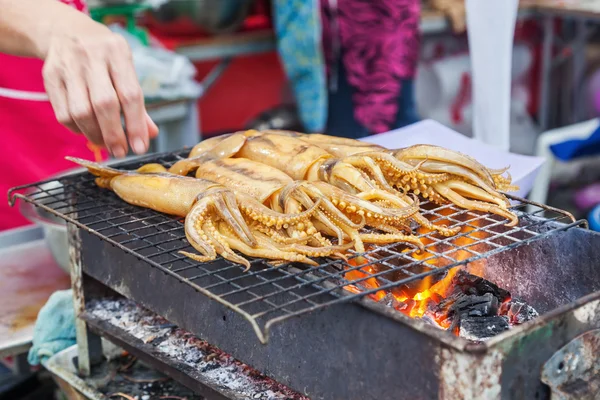 Tintenfische auf einem Grillfeuer in einem Kochladen in Bangkok, Thailand — Stockfoto