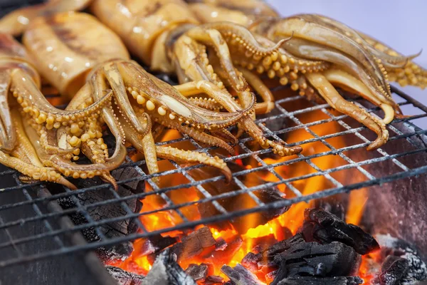 Cuttlefish on a barbecue fire at a cookshop in Bangkok, Thailand — Stock Photo, Image