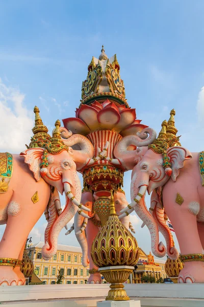 Estátua de elefante rosa perto do templo Wat Phra Kaew em Bangkok, Tailândia — Fotografia de Stock