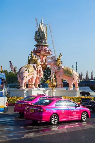 Słonie posągi na skrzyżowaniu w pobliżu Wat Phra Kaew w Bangkoku, Bangkok, Tajlandia — Zdjęcie stockowe