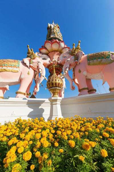 Estátua de elefante rosa perto do templo Wat Phra Kaew em Bangkok, Tailândia — Fotografia de Stock
