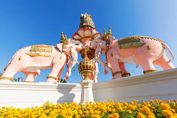 Pink elephant statue near temple Wat Phra Kaew in Bangkok, Thailand — Stock Photo, Image