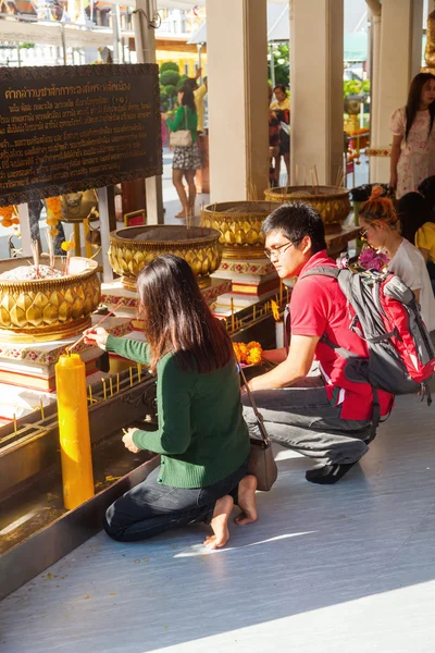 Lidé dávat kadidlo klacky a květiny na Lak Mueang svatyně v Bangkoku, Thajsko — Stock fotografie