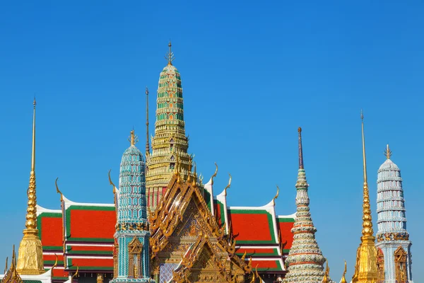 Spires of the Wat Phra Kaew temple in Bangkok, Thailand — Stock Photo, Image