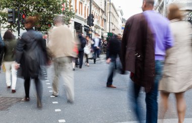 Londra, İngiltere'de bir Caddeyi geçerken Hareket Bulanıklığı insanlar kalabalık