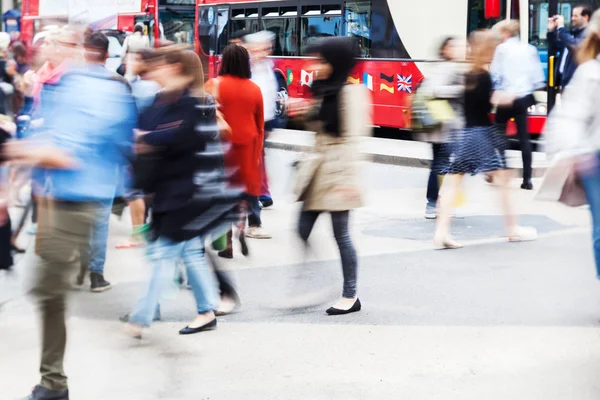 人群拥挤的城市马路的运动模糊 — 图库照片