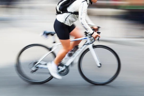 Bicicleta jinete en desenfoque movimiento — Foto de Stock