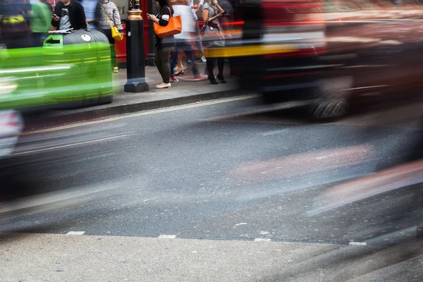 Ciudad escena de la calle con el tráfico borroso movimiento — Foto de Stock