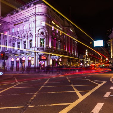 Piccadilly Circus Londra, İngiltere'de gece sahnede