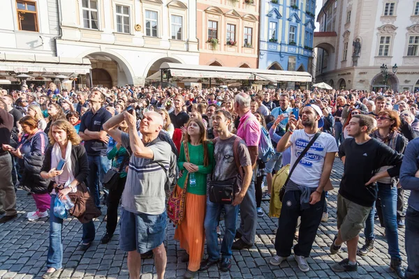 Spectateurs à la tour historique de l'hôtel de ville avec la célèbre horloge astromique à Prague, en Tchéquie — Photo
