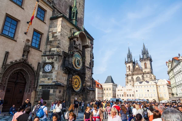 Toeschouwers op de historische stad Hall Tower met de beroemde astromical klok in Praag, Tsjechië — Stockfoto