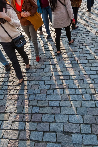 Gente en movimiento en el pavimento adoquinado — Foto de Stock