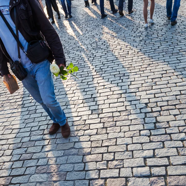 Walking people on cobblestone pavement — Stock Photo, Image