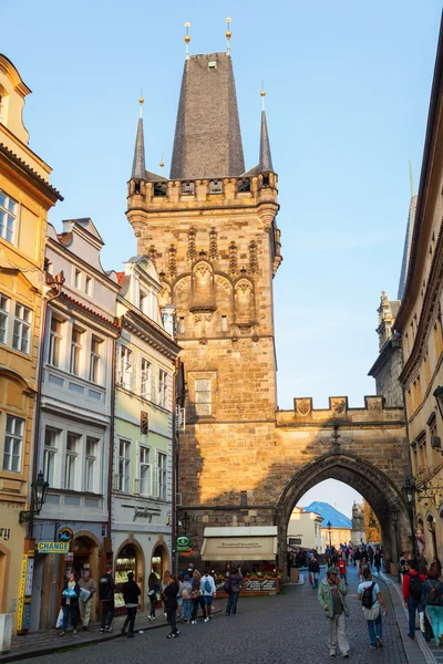 中世纪的桥塔在布拉格，德意志的查尔斯桥上 — 图库照片