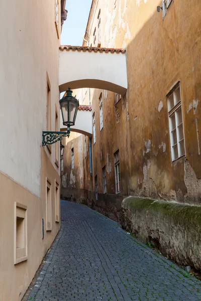 Pitoresk sokağa kemerli Lesser Town Prague, Çek Cumhuriyeti — Stok fotoğraf