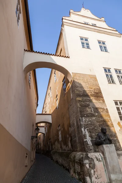 Pittoresk steegje met bogen in de mindere stad van Praag, Tsjechië — Stockfoto