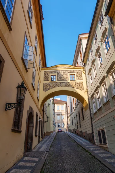 Ruelle pittoresque avec des arches dans la petite ville de Prague, en Tchéquie — Photo