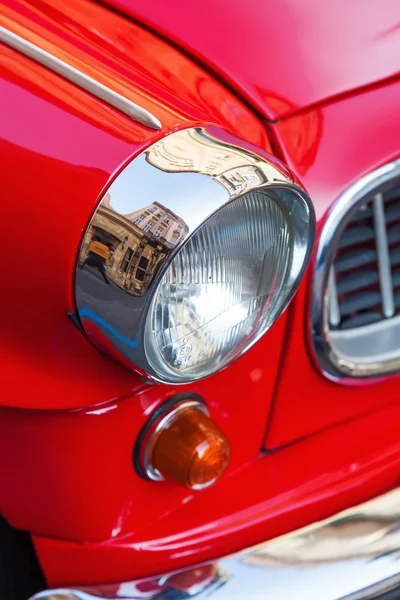 Detalle de la imagen de un viejo coche clásico rojo —  Fotos de Stock