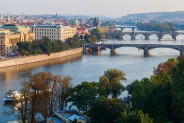 Köprüler, Prague, Çek Cumhuriyeti ile Vltava Nehri ile Prag üzerinden havadan görünümü