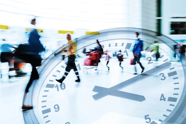 Imagen de exposición múltiple con concepto de tiempo de personas viajando en movimiento borroso en un aeropuerto con una esfera de reloj —  Fotos de Stock