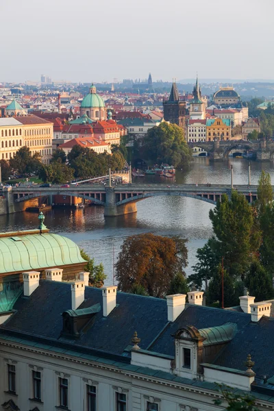 Вид с воздуха на Прагу с рекой Влтава с мостами, Прага, Чехия — стоковое фото