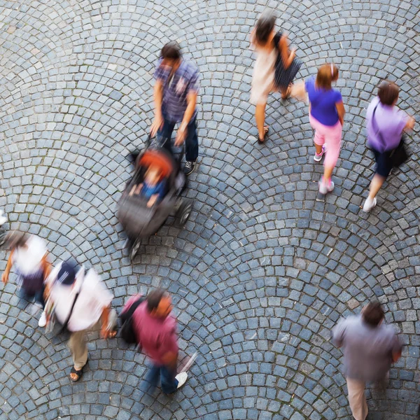 Vista aérea das pessoas na cidade em movimento borrão — Fotografia de Stock