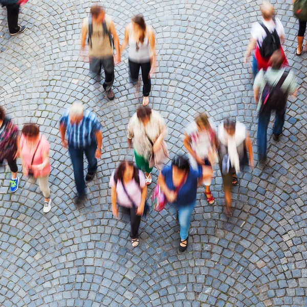 Vista aérea de la gente en la ciudad en movimiento desenfoque — Foto de Stock